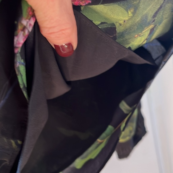 Stunning Aritzia’s Babaton floral top - Picture 8 of 8